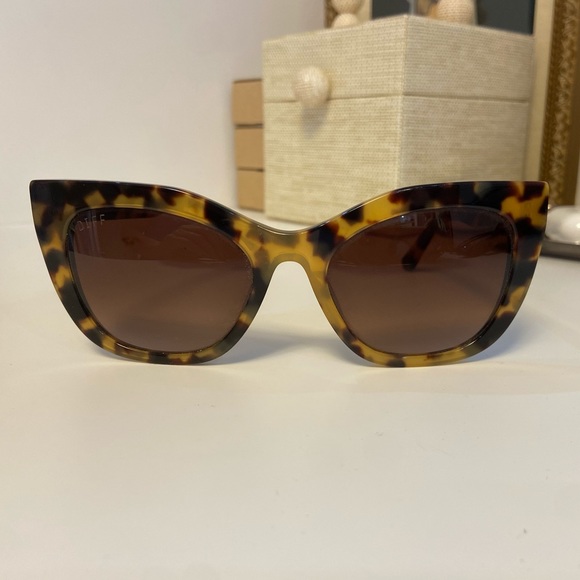 Diff Eyewear tortoise wide frame cat eye sunglasses - Picture 1 of 4